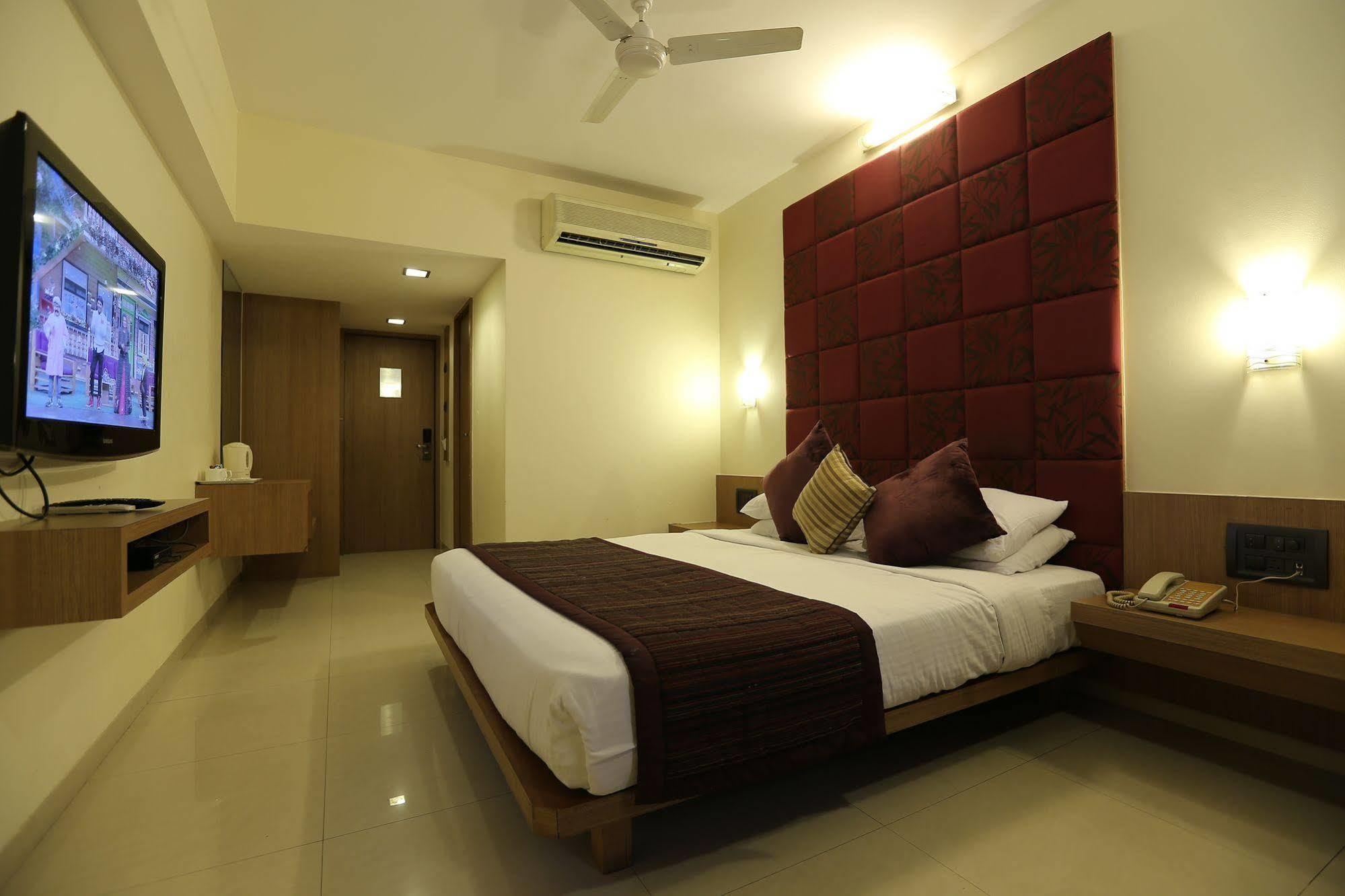 Hotel Silver Inn Mumbai  Buitenkant foto