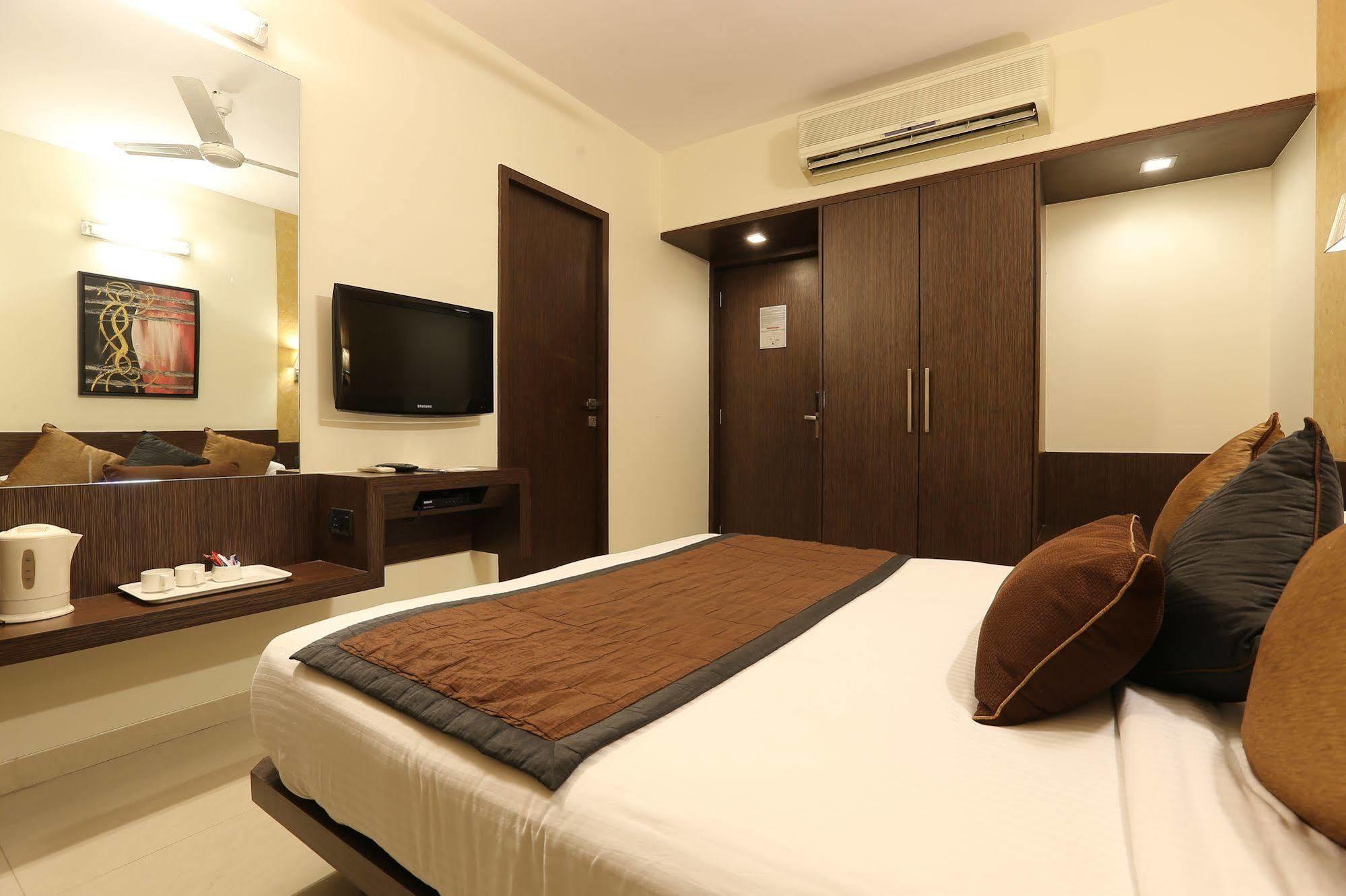 Hotel Silver Inn Mumbai  Buitenkant foto